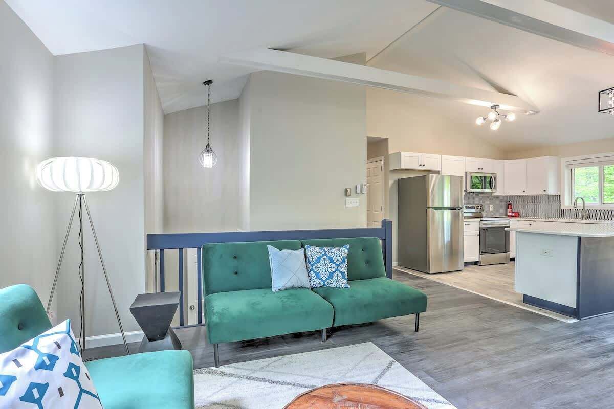 Televisión, chimenea, videojuegos y oficina 