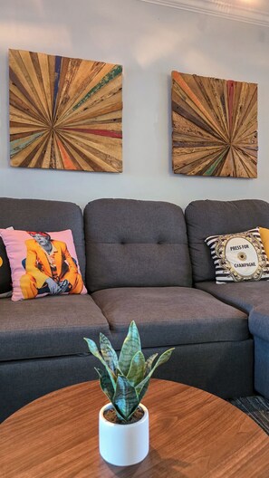 Smart-TV, Bücher, Musikbibliothek, Stereoanlage