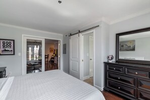 1 間睡房、書桌、熨斗/熨衫板、可攜式嬰兒床