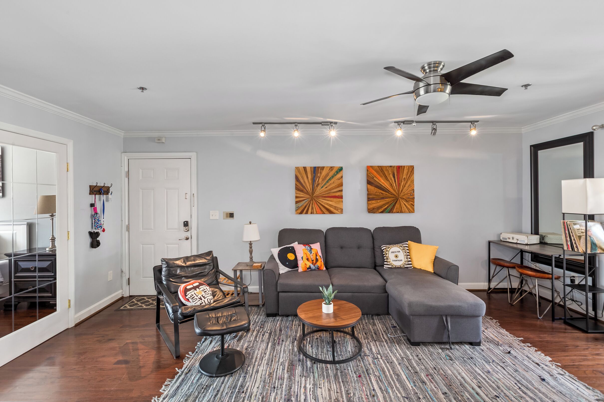 Una Smart TV, libros, una biblioteca de música, un reproductor estéreo