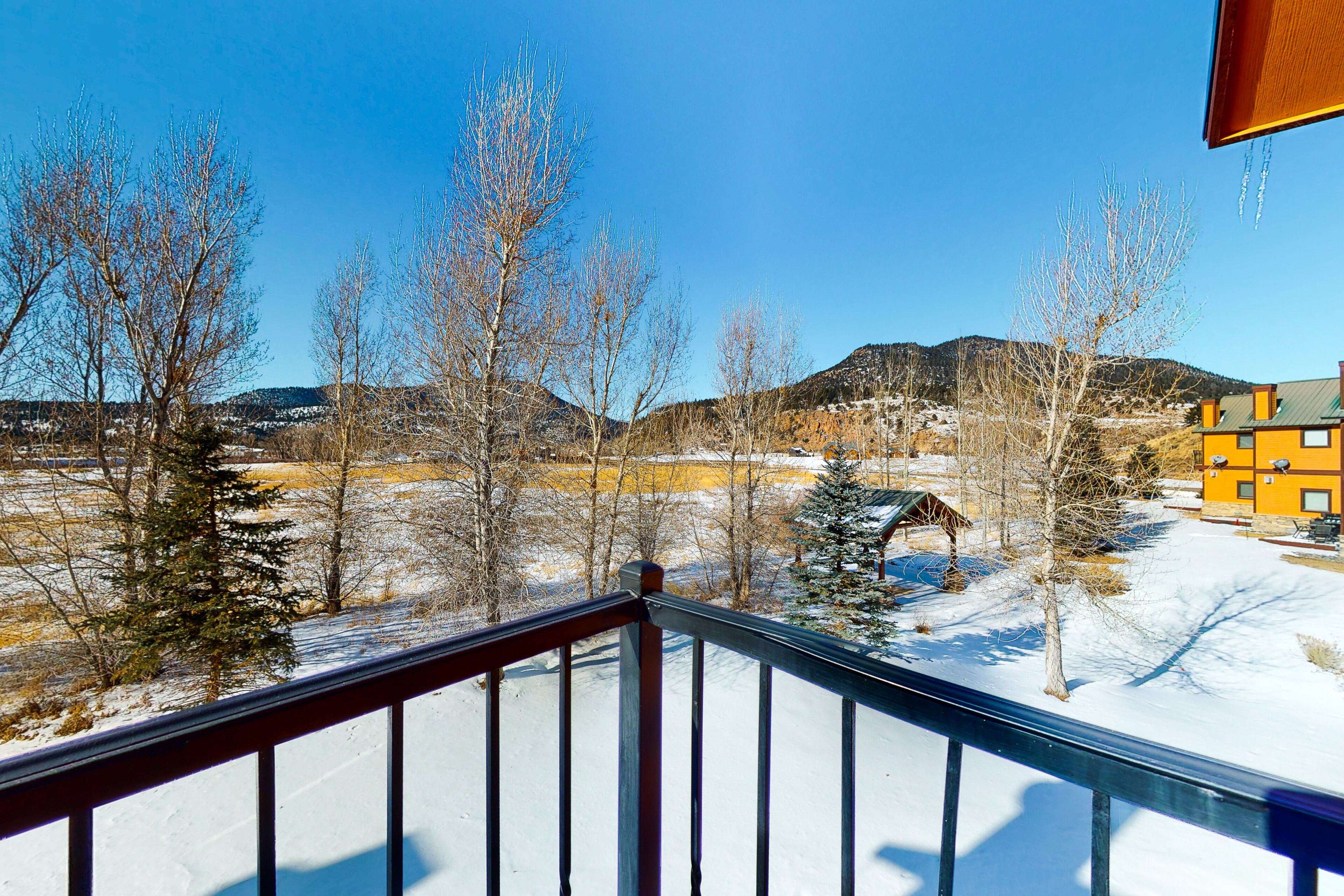 Charming home with skiing, golf & fishing nearby - fireplace, fast WiFi & W/D
