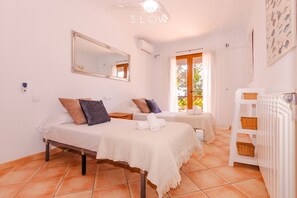 4 makuuhuonetta, silitysrauta/-lauta, ilmainen Wi-Fi, vuodevaatteet