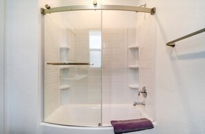 Hair dryer, towels, soap, shampoo - "Luxury Lakefront Paradise: Heated Pool Haven with Unrivaled Views" (Indio)