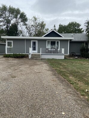 Exterior - Charming Country  Farmhouse near Lethbridge (Lethbridge County)
