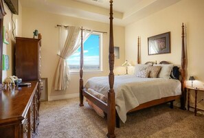 Deluxe Room, 1 Queen Bed, Ensuite | 1 bedroom, premium bedding, pillowtop beds, individually decorated