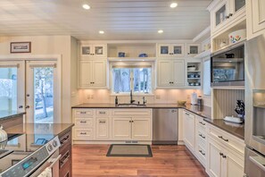 Réfrigérateur, micro-ondes, plaque de cuisson, lave-vaisselle