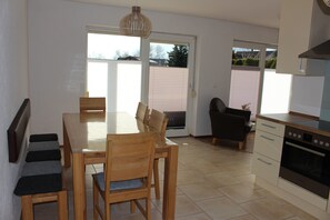 Dining - Bright, friendly apartment perfect starting point for excursions (Auerbach)