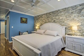 4 bedrooms, desk, iron/ironing board, WiFi