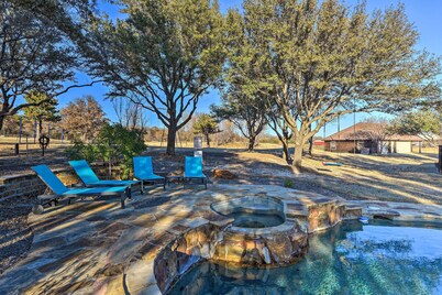 Private Pool: Spacious & Vibrant Argyle Villa!