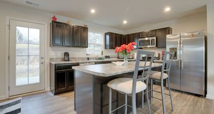 9 Mi to Duke University: Spacious Home w/ Yard!