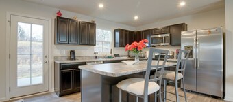 9 Mi to Duke University: Spacious Home w/ Yard!