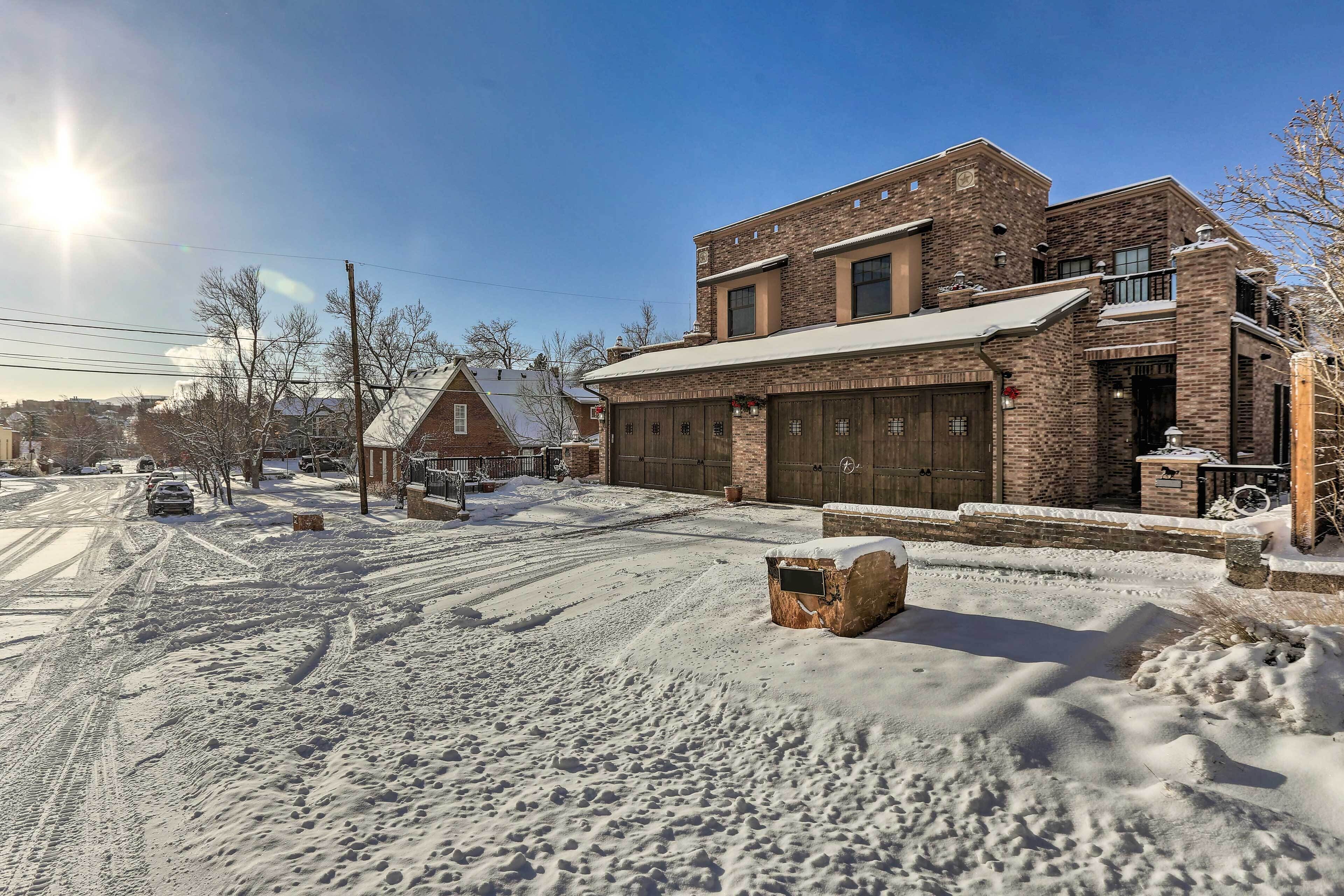 Spacious Golden Gem ~ Half-Mi to Downtown!