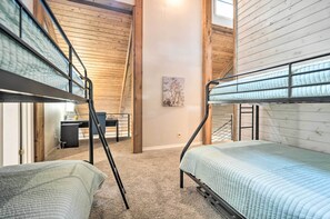 3 bedrooms, desk, free Internet, bed sheets