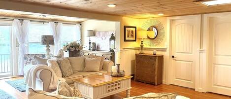 TV connectée, cheminée, lecteur de DVD, livres