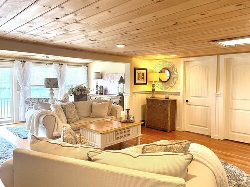 Enchanting Romantic Waterfront Cottage