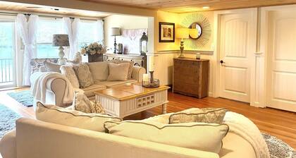 Enchanting Romantic Waterfront Cottage