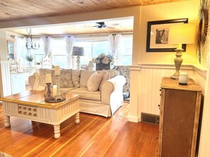 Älytelevisio, takka, DVD-soitin, kirjoja