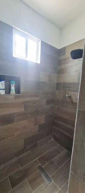 Haartrockner, Handtücher, Seife, Shampoo