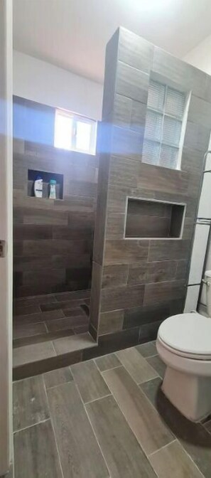 Secadora de cabello, toallas, jabón, shampoo 