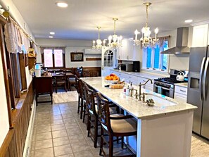Fridge, microwave, oven, stovetop - The 1799 Farmhouse at the base of Pat's Peak (Henniker)