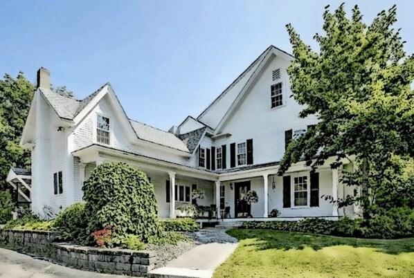 Exterior - The 1799 Farmhouse at the base of Pat's Peak (Henniker)