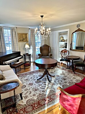 Smart TV, fireplace, DVD player, books - The 1799 Farmhouse at the base of Pat's Peak (Henniker)