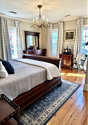 5 bedrooms, desk, iron/ironing board, travel cot