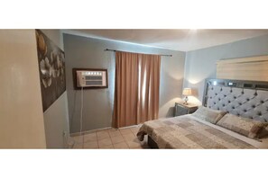 2 Schlafzimmer, Schreibtisch, Bügeleisen/Bügelbrett