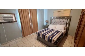 2 habitaciones, escritorio y tabla de planchar con plancha