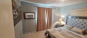 2 chambres, bureau, fer et planche Ă repasser