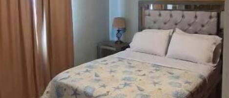 2 dormitorios, escritorio, tabla de planchar con plancha