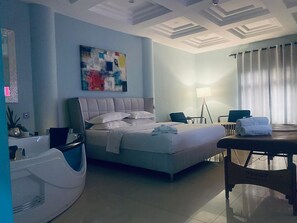 Suíte estúdio superluxo, 1 cama King, acessível, no piso térreo | Tratamento de spa | Massagens com pedras quentes, massagens musculares profundas