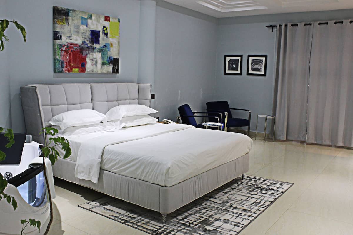 Ein modernes Schlafzimmer mit einem großen Bett, einem Schreibtisch und einem Stuhl.