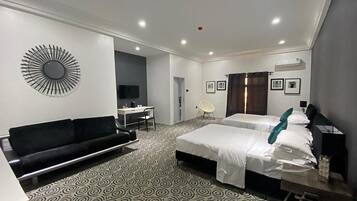 Suite estudio familiar | Ropa de cama de alta calidad, edredón, camas con pillow-top y minibar