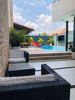 Una piscina al aire libre, camas de piscina gratis