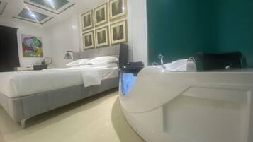 奢華開放式套房, 1 張特大雙人床, 無障礙, 地面層 | 高級寢具、羽絨被、舒適加層、迷你吧