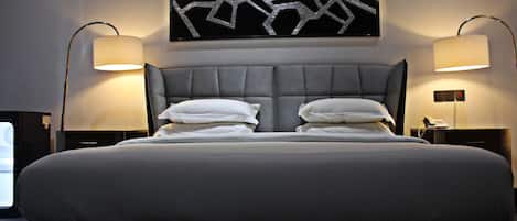 Literie de qualité, couette en duvet, lit avec matelas à plateau-coussin