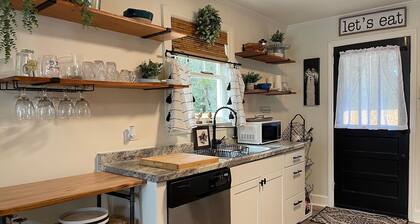 Trotters Cottage-Close to Bruces Field and Downtown