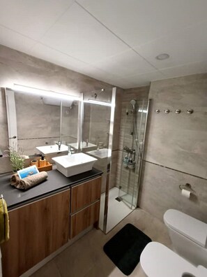 Shower, hair dryer, towels, toilet paper - Cozy Apartment With Pool Close to Beach & Nature (Els Griells)