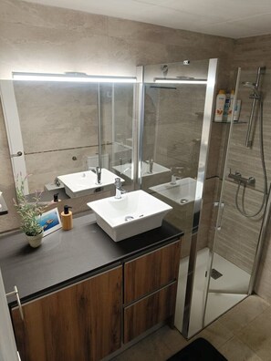 Dusche, Haartrockner, Handtücher, Toilettenpapier