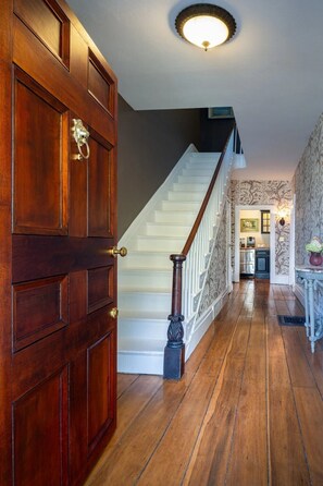 Interior detail - 34 State (Skaneateles)