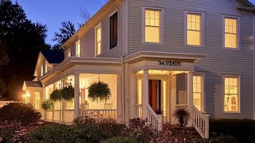 Majoituspaikan julkisivu illalla/yöllä