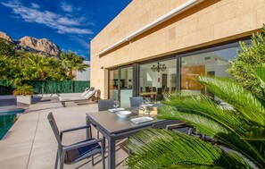 Outdoor dining - Cozy home in Polop de la Marina (Polop de la Marina)