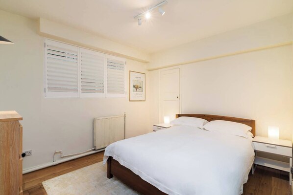 2 bedrooms, desk, iron/ironing board, internet