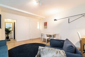 TV, books - GuestReady - Stylish dwelling near St. Paul's (London)