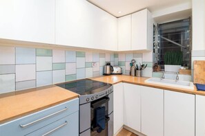 Geladeira, micro-ondas, fogão, cooktop