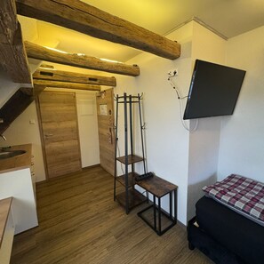 2-person room with private bathroom & kitchenette | Desk, laptop workspace, free WiFi, bed sheets - Rose Boardinghouse (Grossbottwar)