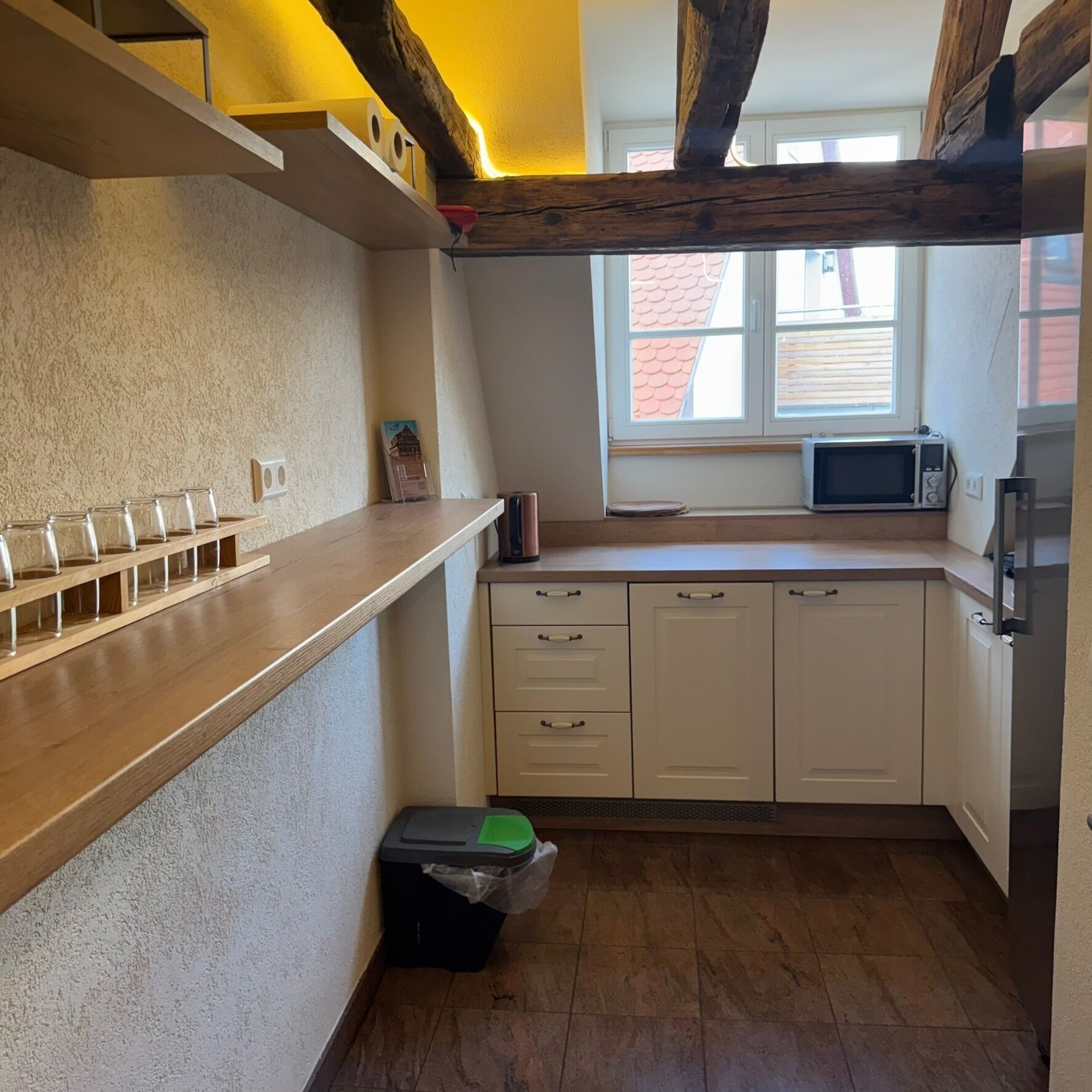 Lemari es kecil, microwave, dan peralatan masak/sendok-piring