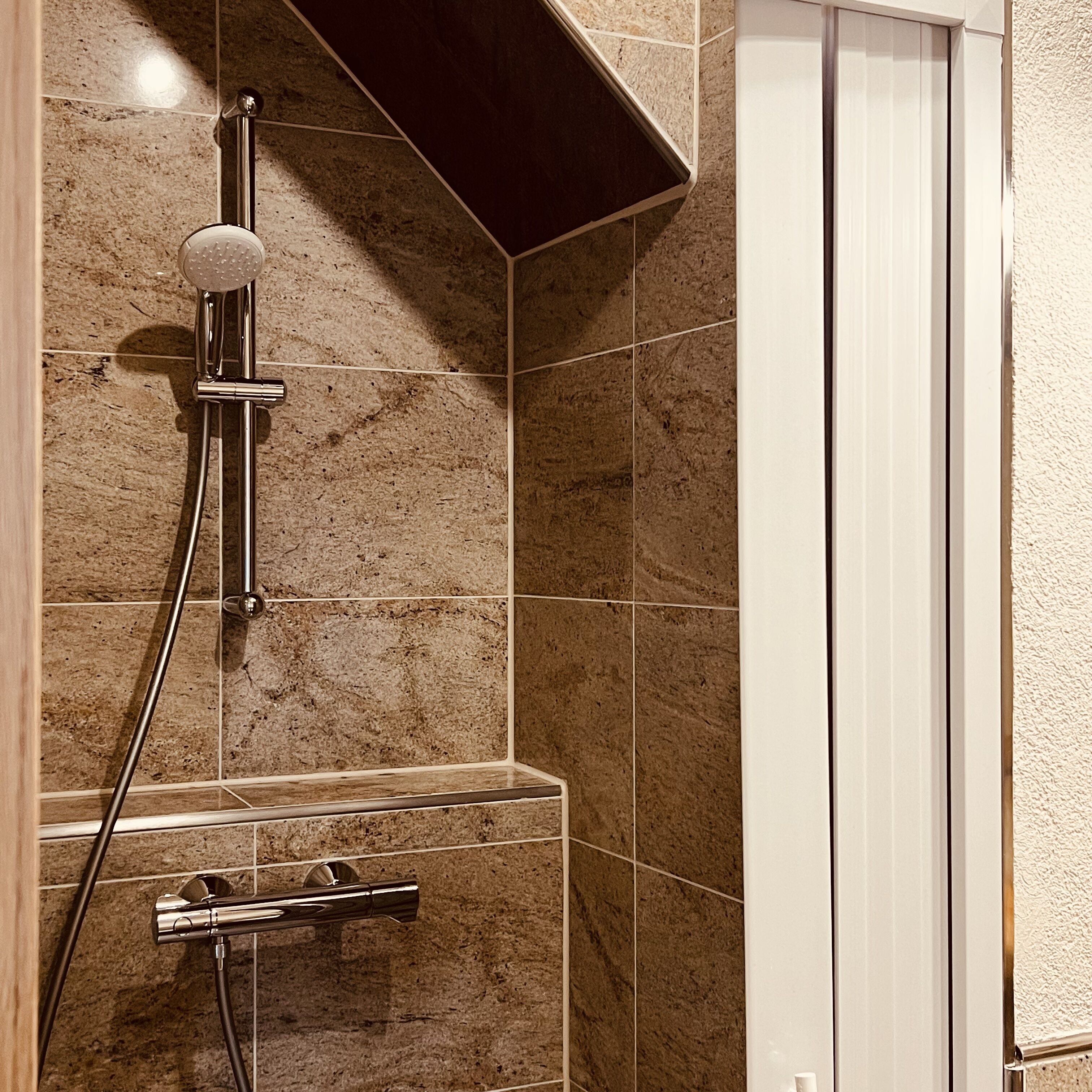 Haartrockner, Fußbodenheizung (Badezimmer), Handtücher, Seife