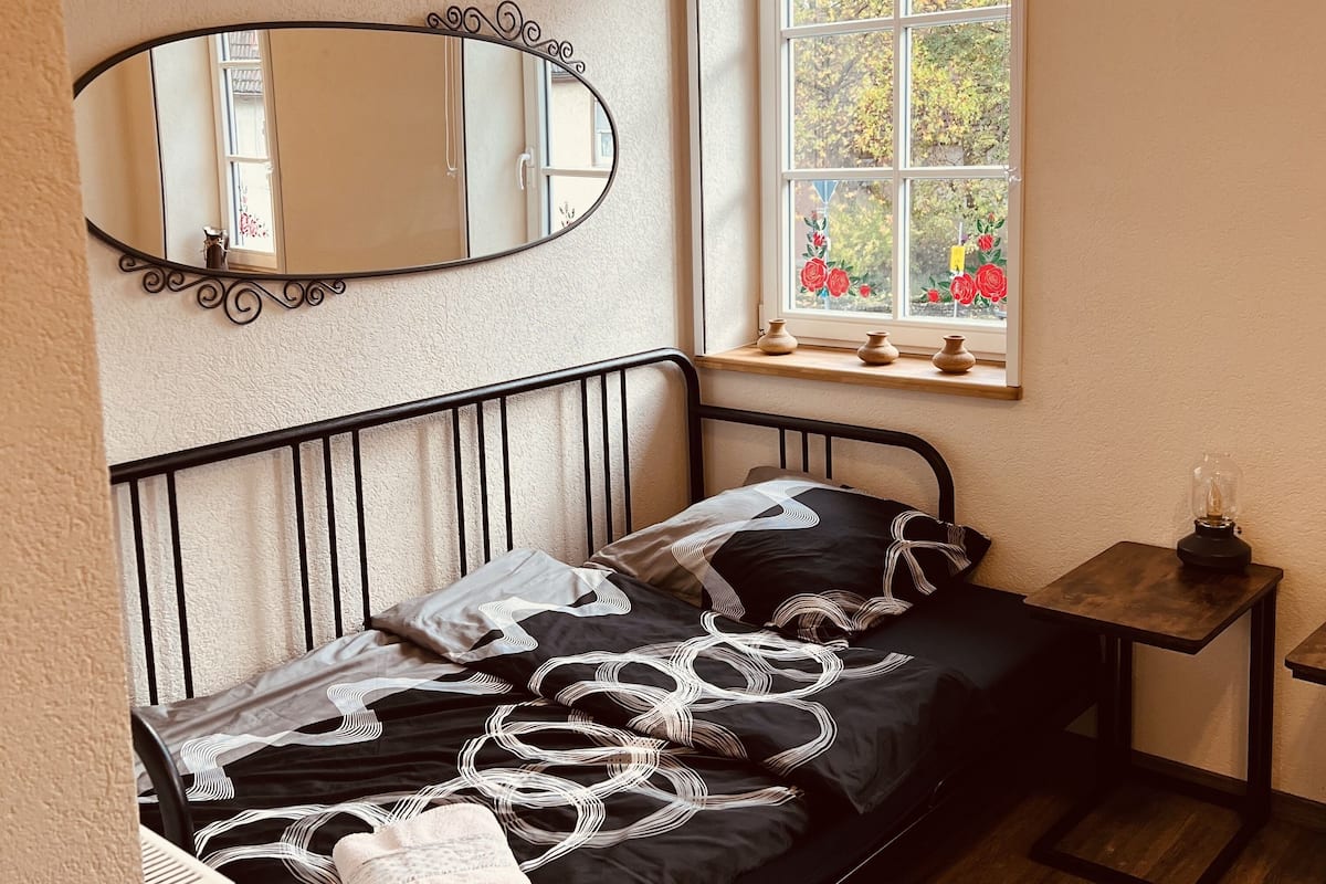 Een bureau, een laptopwerkplek, gratis wifi, beddengoed